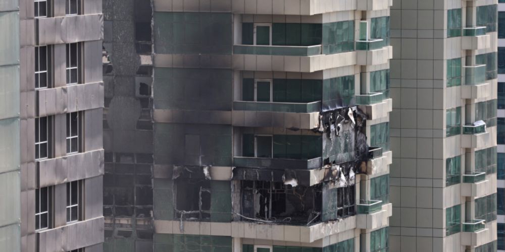  Más de 3,800 personas fueron evacuadas de un edificio de 67 plantas en una de las zonas más concurridas de Dubái, la capital económica de Emiratos Árabes Unidos (EAU), por un incendio que se produjo anoche y que ya ha sido extinguido, informaron este sábado fuentes oficiales.