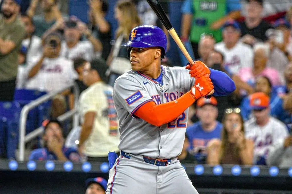 Juan Soto alcanzó otro hito en su brillante carrera en las Grandes Ligas al conectar su hit número 1,000 durante el partido del jueves entre los New York Mets y los Atlanta Braves en el Truist Park. Con este logro, Soto se convirtió en el tercer jugador en la historia de MLB que suma al menos 1,000 imparables, 200 jonrones y 700 bases por bolas antes de cumplir los 27 años, uniéndose a los legendarios Mickey Mantle y Mel Ott.