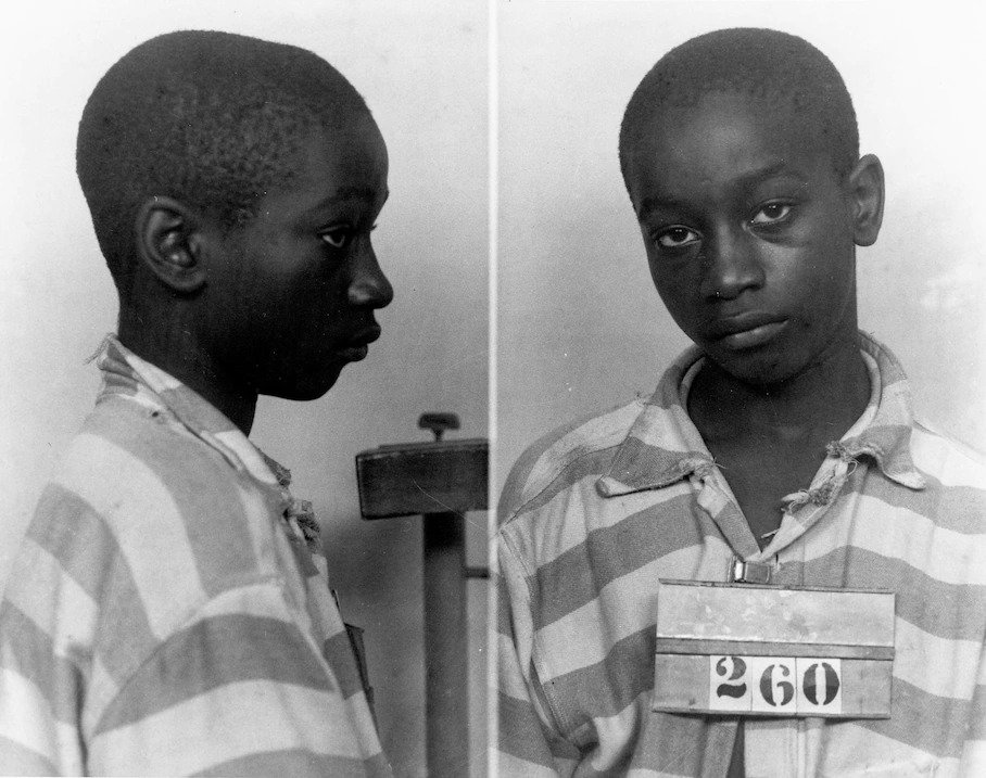 Este lunes16 de junio se cumplen 81 años desde que George Junius Stinney Jr., un adolescente afroamericano de apenas 14 años, fue ejecutado en la silla eléctrica en Carolina del Sur, convirtiéndose en el reo más joven del siglo XX en ser condenado a muerte en Estados Unidos.