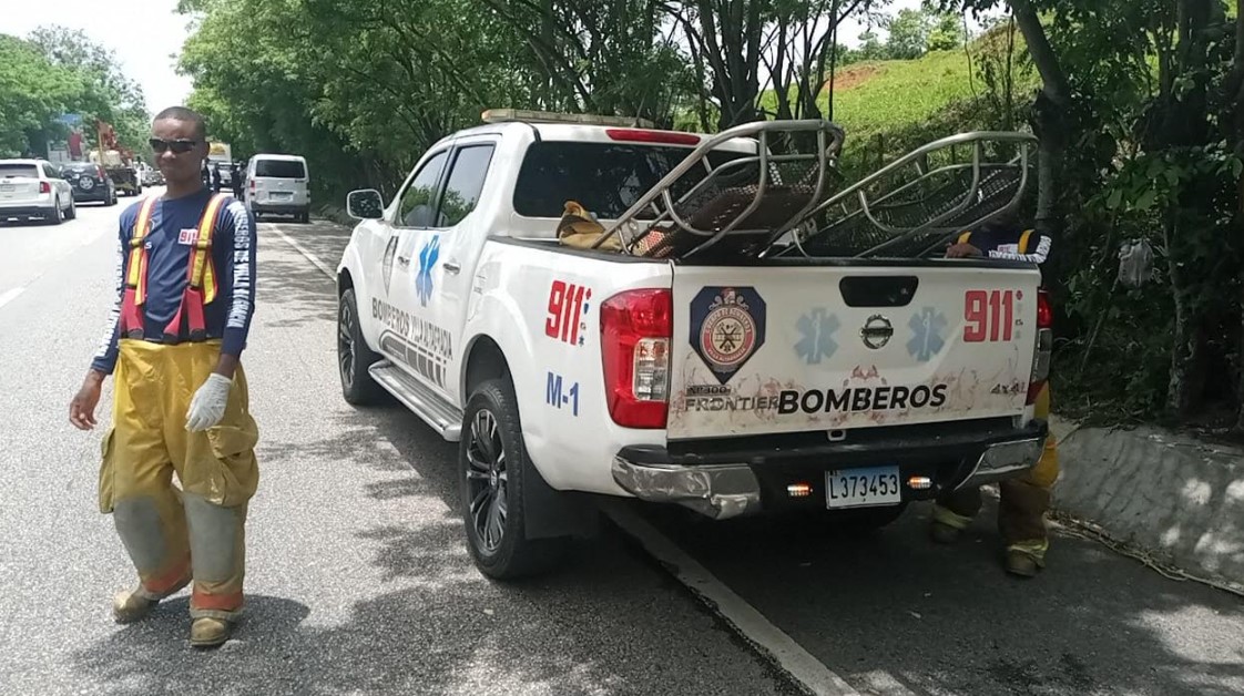 El Sistema Nacional de Atención a Emergencias y Seguridad (911) coordinó la asistencia ante un accidente de tránsito reportado con múltiples personas atrapadas, ocurrido en el kilómetro 40 de la autopista Duarte en dirección hacia Santo Domingo, sector Madrigal, municipio Villa Altagracia, provincia San Cristóbal.