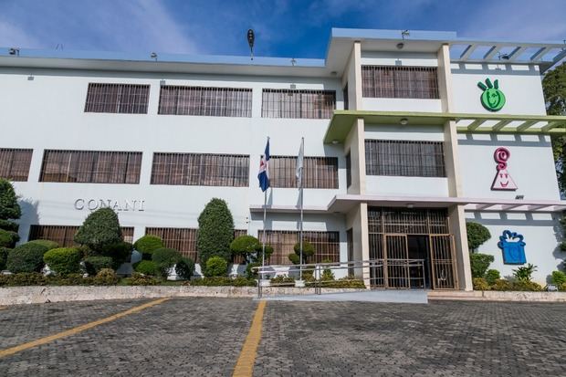 El Consejo Nacional para la Niñez y la Adolescencia (Conani) expresó su firme rechazo ante la reciente acción de la Alcaldía de Santo Domingo Oeste, que tuvo como participante del alcalde Francisco Peña a una influenciadora a impartir charlas en un centro educativo. Según el Conani, los contenidos presentados en estas charlas contradicen los principios y valores fundamentales que deben guiar la formación integral de los niños, niñas y adolescentes del país.