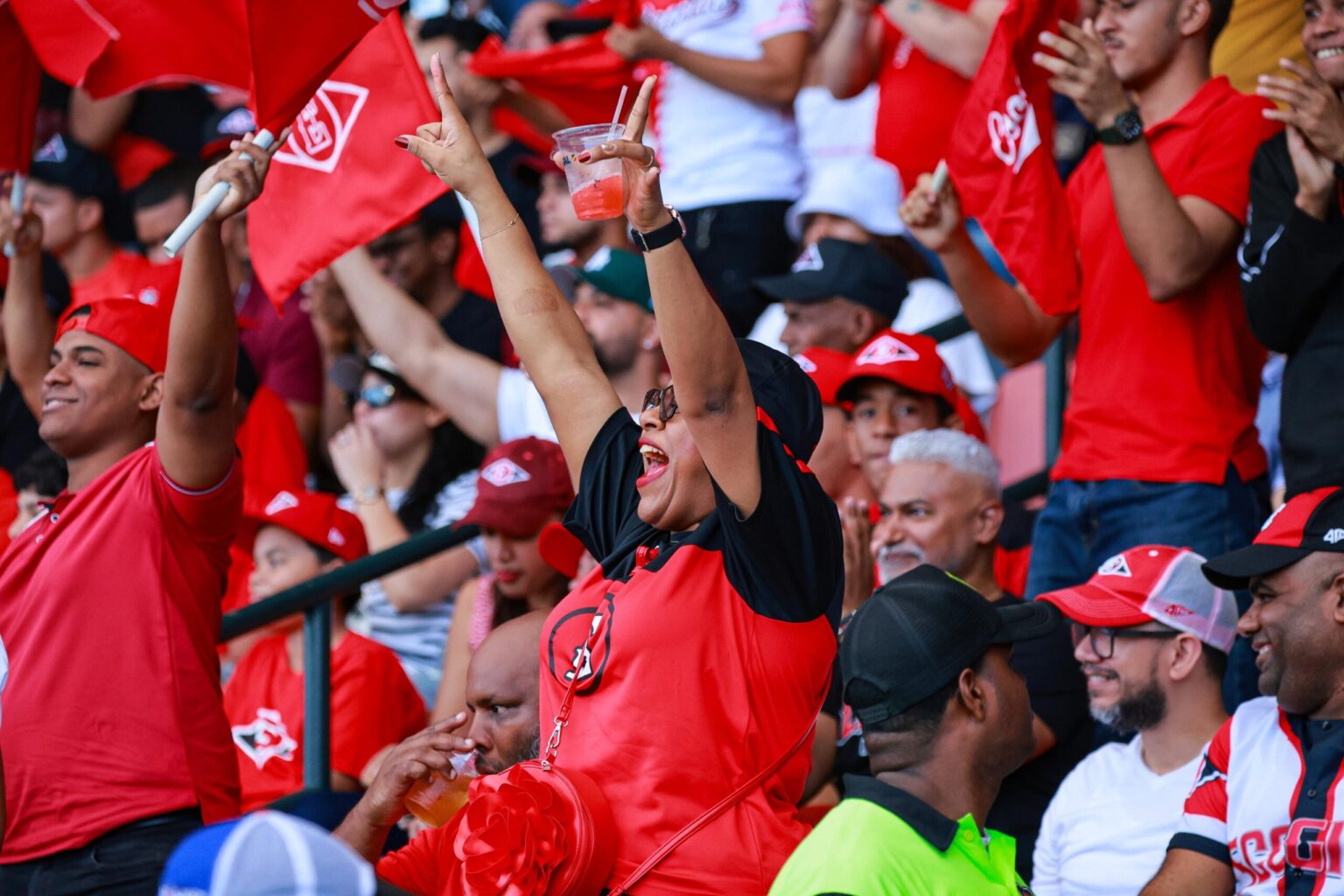 Por segundo año consecutivo, los Leones del Escogido jugarán sus partidos sabatinos como locales a las 4:00 de la tarde en el estadio Quisqueya Juan Marichal, una iniciativa que busca seguir fortaleciendo la experiencia familiar en el parque y consolidar las tardes de sábado como una cita fija para la fanaticada escarlata.