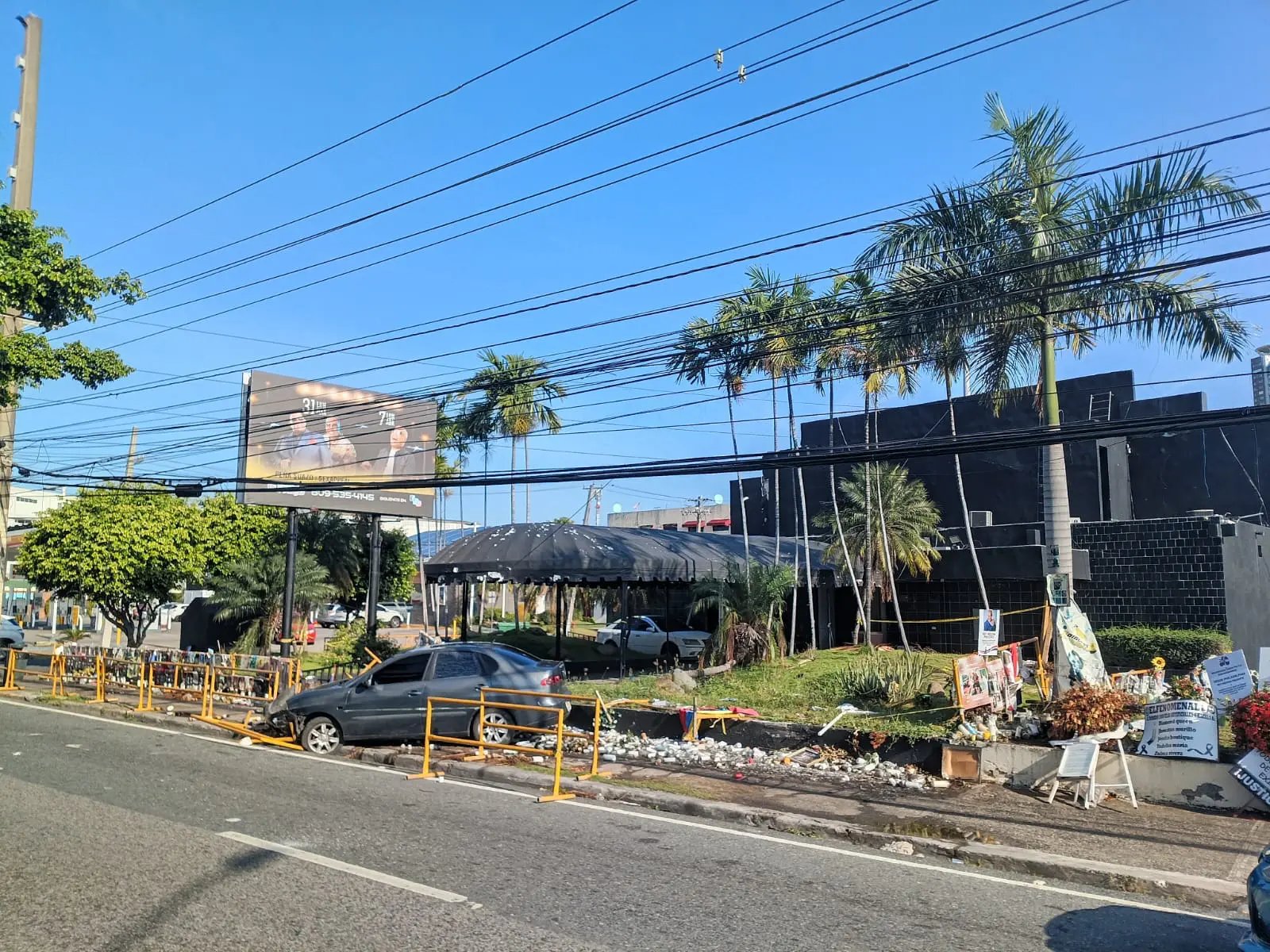 La mañana de este viernes, una mujer perdió el control de su vehículo y terminó estrellándose frente a lo que queda de la discoteca Jet Set, destruyendo parte del altar improvisado en memoria de las víctimas del colapso ocurrido hace casi dos meses.