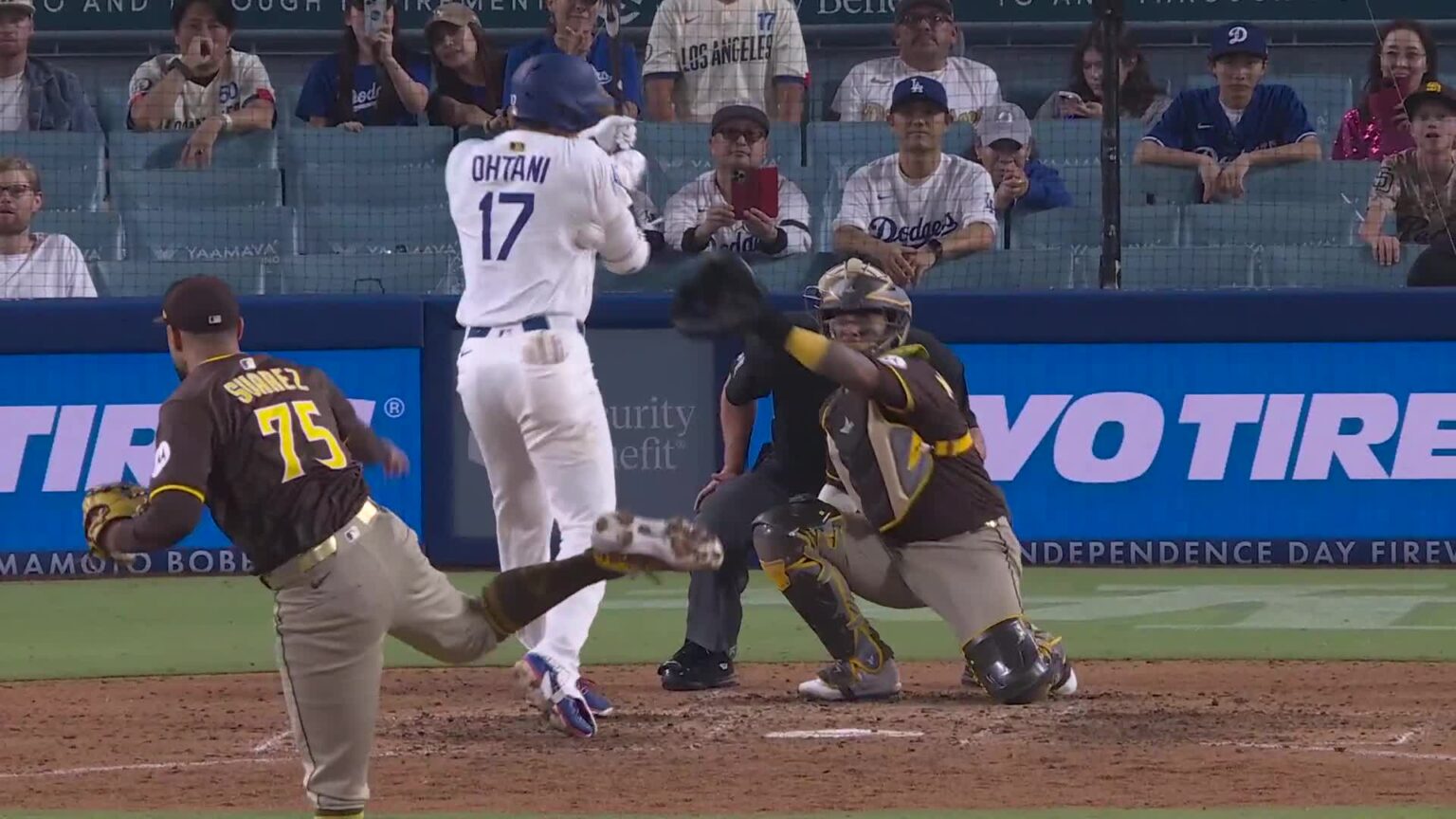 Lo que comenzó como una serie competitiva entre rivales de división terminó en una batalla cargada de tensión e incidentes. En la noche del jueves, durante la victoria 5-3 de los Padres sobre los Dodgers en el Petco Park, la situación alcanzó su punto más álgido cuando Fernando Tatis Jr. fue golpeado por un lanzamiento en la novena entrada, lo que provocó que ambos equipos vaciaran las bancas.
