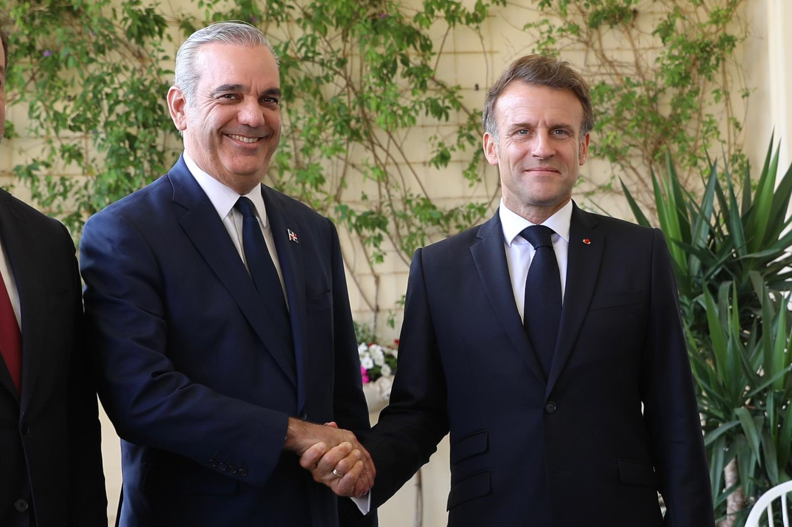 Los presidentes de República Dominicana, Luis Abinader y de Francia, Emmanuel Macron, se reunieron esta mañana y trataron sobre la situación de Haití y el interés del gobierno francés en financiar el 85% del tren metropolitano de Santo Domingo y el plan integral del del transporte del GSD que tiene el gobierno dominicano.