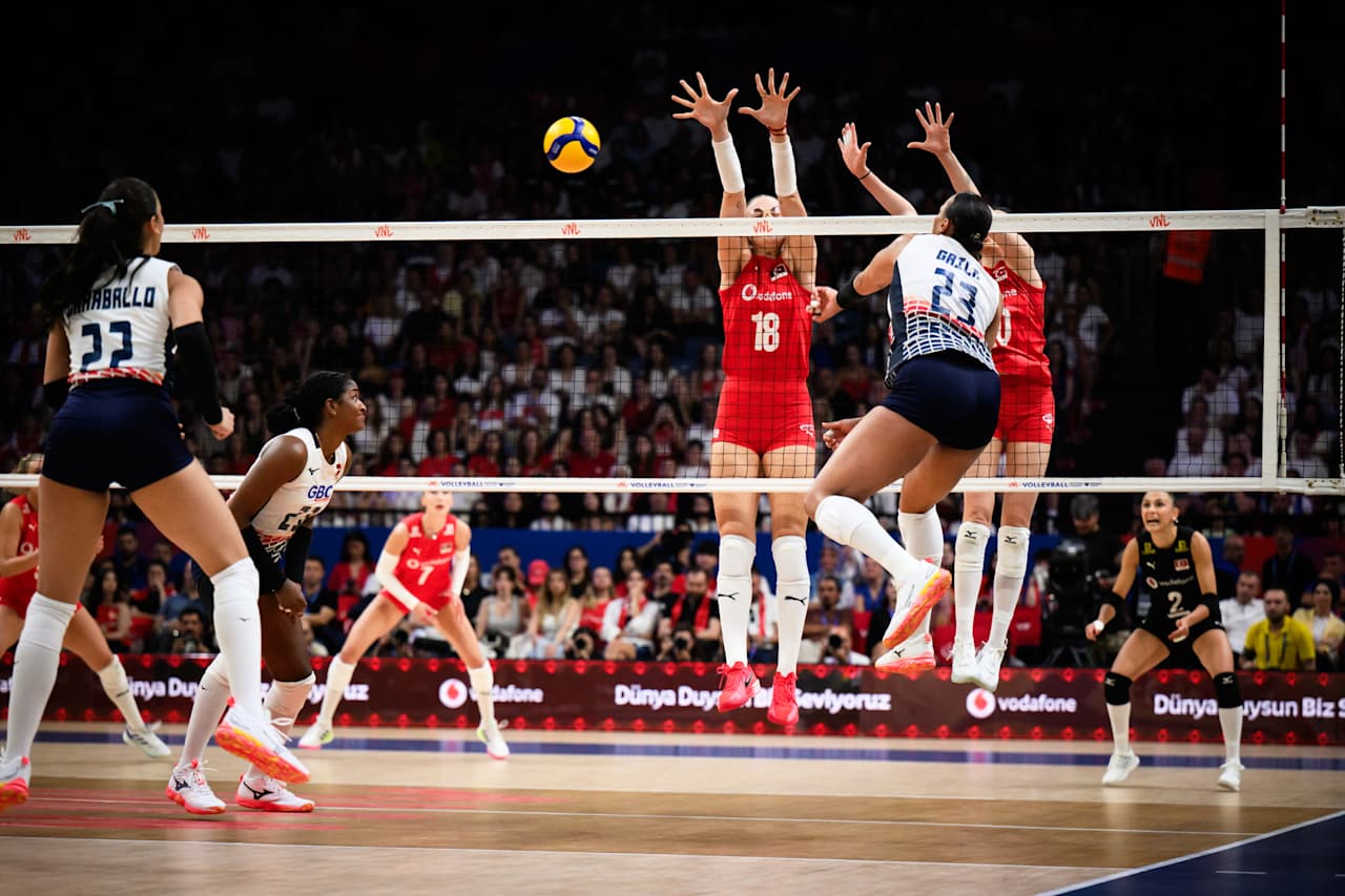 La selección nacional femenina de voleibol de República Dominicana, conocida como Las Reinas del Caribe, inició con derrota su participación en la segunda fase de la Liga de Naciones al caer en tres sets corridos ante la escuadra de Turquía, actual número uno del ranking mundial.