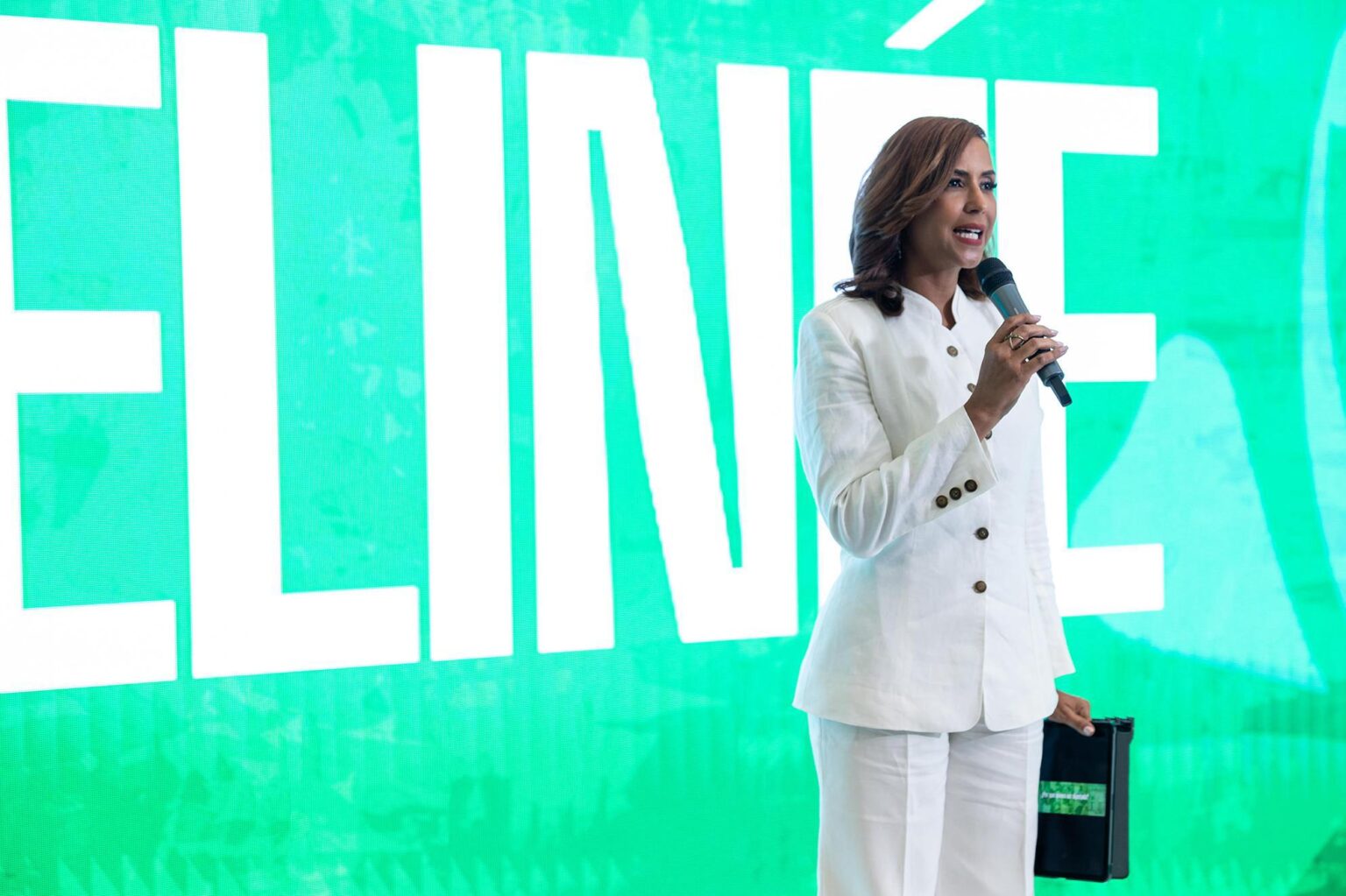 Comprometida con el fortalecimiento del sistema de salud y la protección de los sectores más vulnerables, la diputada por el Distrito Nacional, Selinée Méndez, sometió formalmente ante la Cámara de Diputados el Proyecto de Ley de Protección de los Derechos y Servicios de Salud Mental, #MenteSanaRD, una iniciativa que busca transformar de forma profunda la atención a la salud mental en la República Dominicana.