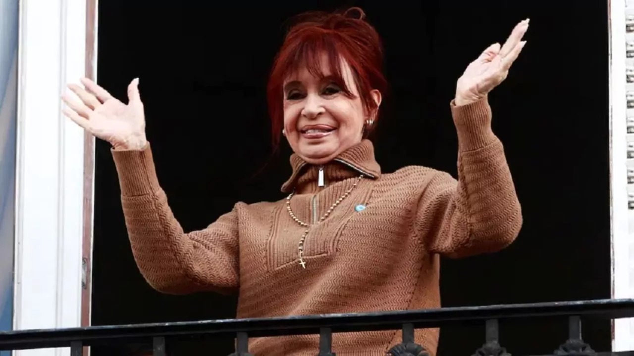 La expresidenta argentina Cristina Fernández (2007-2015) reclamó este viernes ante la Justicia que el régimen de visitas que se le impuso para su prisión domiciliaria, que exige solicitar una autorización judicial para recibir a cualquier persona que exceda a sus familiares, abogados y médicos, es "totalmente arbitrario" y violatorio de sus derechos civiles.