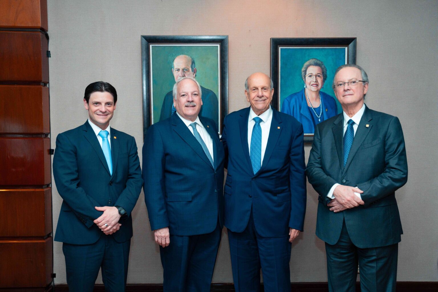 El Grupo Popular y el Banco Popular Dominicano otorgaron su más alto reconocimiento institucional al designar al señor Marino D. Espinal como Consejero Emérito de sus respectivos Consejos de Administración, en honor a su ejemplar trayectoria de más de cuatro décadas de compromiso, liderazgo y valiosas contribuciones al desarrollo del grupo financiero y del país.