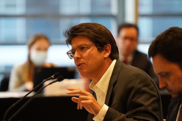 El senador y precandidato presidencial colombiano Miguel Uribe Turbay, herido con un disparo en la cabeza en un atentado el pasado sábado, muestra «indicios de mejoría neurológica», según el nuevo parte médico divulgado este miércoles.
