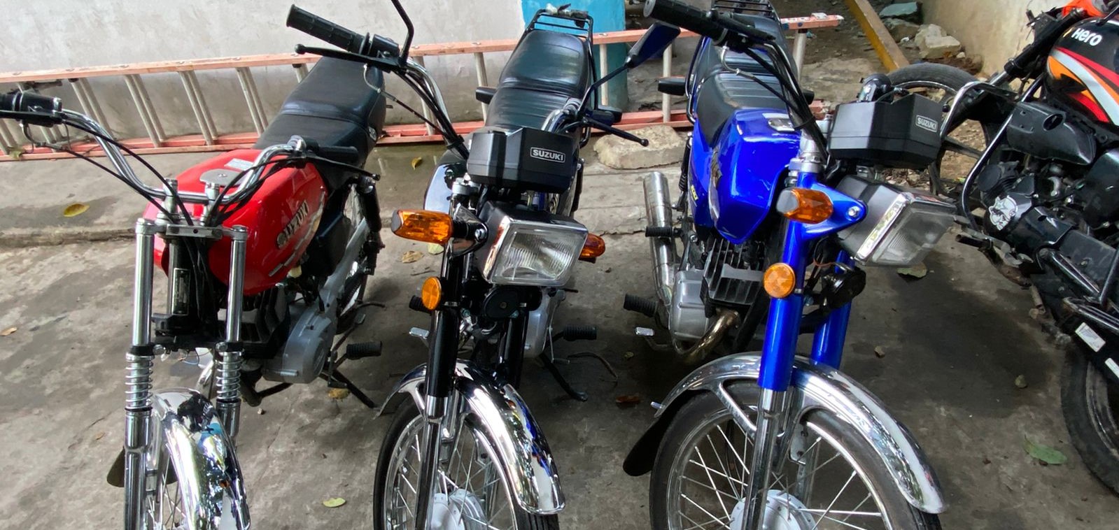 a Policía Nacional retuvo 38 motocicletas (31 pasolas y 7 tipo estándar) que eran transportadas desde Santo Domingo con destino a Las Terrenas, con la aparente intención de llevar a cabo carreras clandestinas o “circuitos motorizados”. También incautaron 3 motos de alta cilindrada (trial 250 cc) y 4 buggies, utilizados en actividades ruidosas que perturbaban a residentes y turistas.