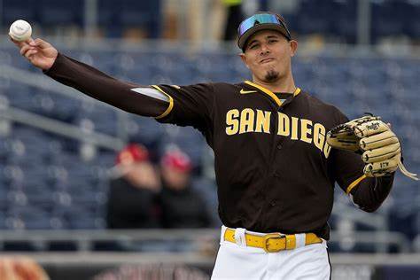 Manny Machado fue la figura indiscutible de la noche al conectar cuatro imparables, incluido un decisivo sencillo de dos carreras con dos outs en la novena entrada que igualó el marcador. Su actuación fue clave en la victoria de los Padres de San Diego por 3-2 sobre los Gigantes de San Francisco en 10 entradas, la segunda victoria consecutiva del equipo en extrainnings.