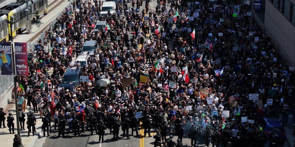  Las protestas contra las redadas migratorias iniciadas en Los Ángeles (California) se han extendido a otras grandes ciudades de Estados Unidos, ante lo que las autoridades republicanas de Texas, aliadas del Gobierno de Donald Trump, han decidido desplegar la Guardia Nacional para contenerlas.