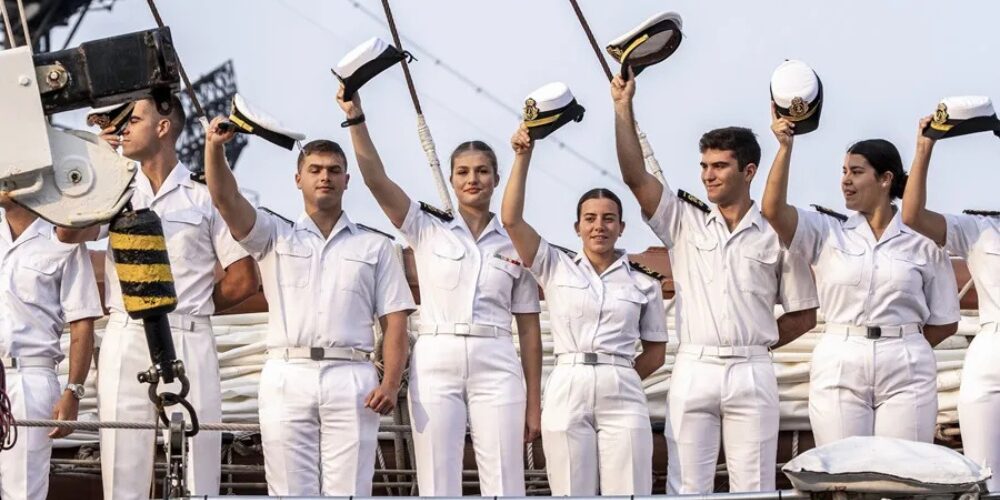  El buque escuela de la Armada española Juan Sebastián de Elcano, en el que se está formando militarmente la princesa Leonor de Borbón, heredera de la corona española, llegó este miércoles a Nueva York, su última parada en el continente americano antes de regresar a España.