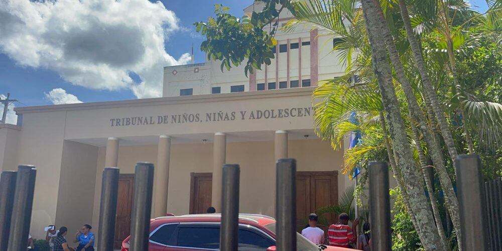 El Tribunal de Niños, Niñas y Adolescentes de Santiago, dictó dos meses prisión preventiva, como medida de coerción, en contra de dos estudiantes de 17 años de edad, acusados de abusar sexualmente de una compañera de 16 en un centro escolar de esta ciudad.