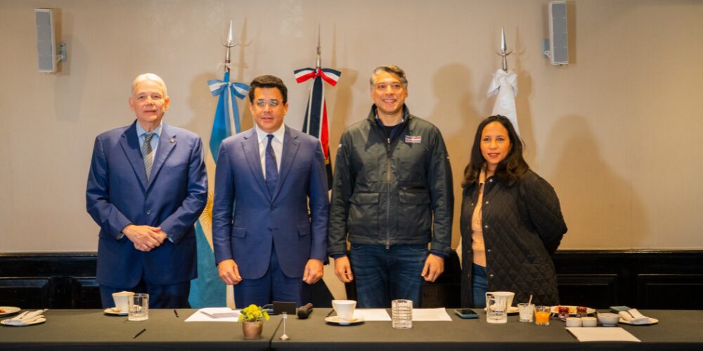 El ministro de turismo, David Collado y la aerolínea bandera nacional Arajet, anunciaron hoy la apertura de una nueva ruta directa entre la ciudad de Córdoba, Argentina y el paradisiaco destino de Punta Cana, República Dominicana.