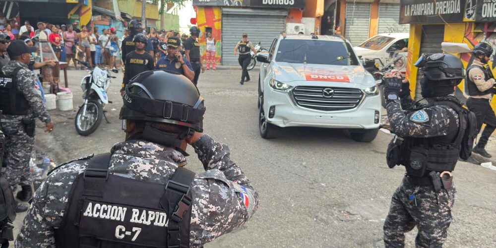 Agentes de la Dirección Nacional de Control de Drogas (DNCD) en conjunto con la Policía Nacional, coordinados por el Ministerio Público, desplegaron múltiples operaciones de interdicción en el sector de Capotillo, Distrito Nacional, donde arrestaron a 11 personas e incautaron casi 5,000 gramos de distintos narcóticos.