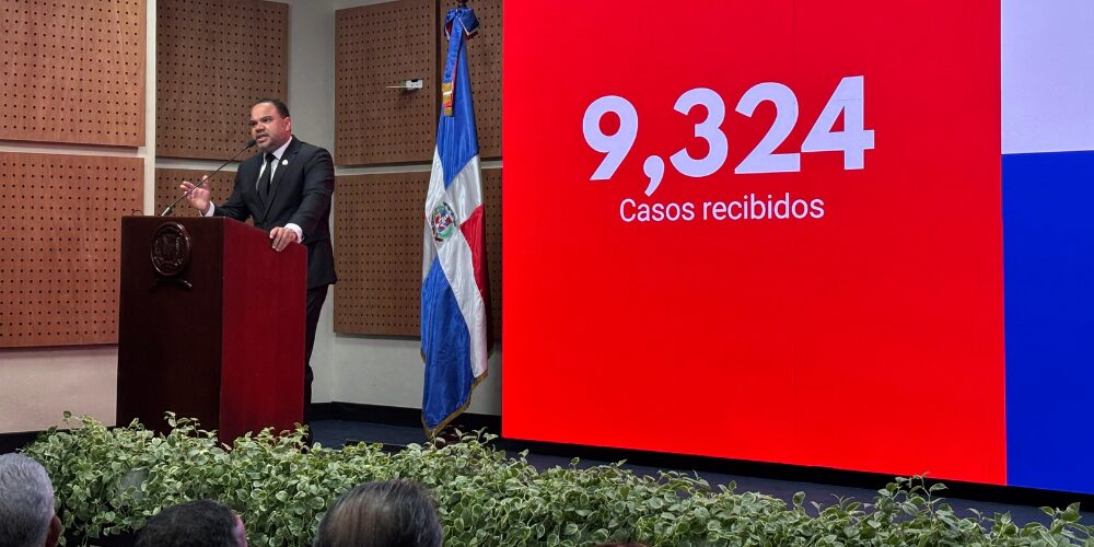  El Defensor del Pueblo, Pablo Ulloa, presentó este lunes ante el Senado de la República el Informe de Gestión 2024, destacando los avances institucionales en la defensa de los derechos fundamentales, la educación ciudadana y la expansión territorial de la institución. La presentación se realizó en cumplimiento del mandato constitucional y la Ley 19-01, en un acto que reunió a autoridades del Estado y representantes de la sociedad civil.