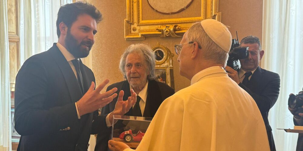 El papa León XIV ha recibido esta mañana en una audiencia privada en el Vaticano al famoso actor estadounidense Al Pacino, junto a parte del reparto de una película sobre la historia de la casa automovilística Maserati.