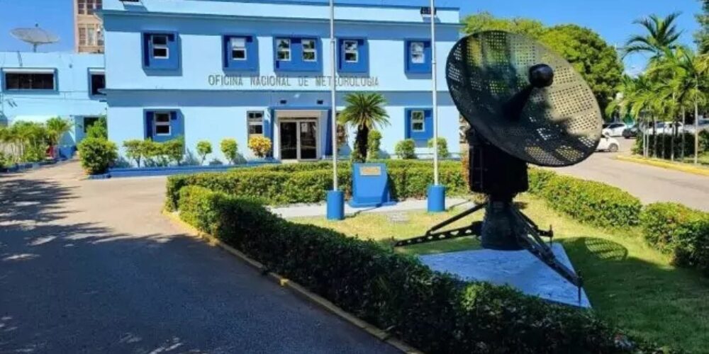 El Instituto Dominicano de Meteorología (Indomet) informó que permanecerá la incidencia de un sistema anticiclónico, en adición a la incursión de una capa moderada de polvo sahariano. Por lo que, predominando un cielo de aspecto grisáceo con pocas nubes y bajas las posibilidades de lluvias significativas a nivel nacional durante las horas matutinas.