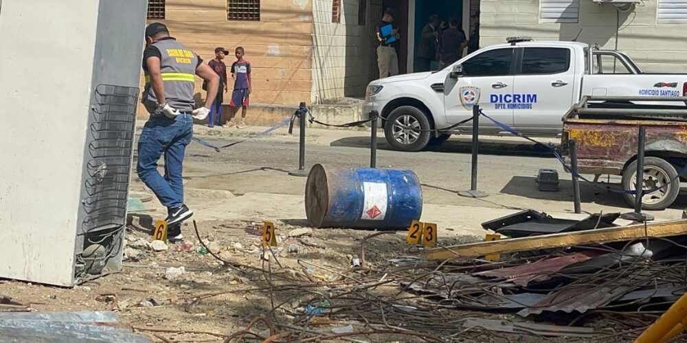 Un encapuchado mató de al menos ocho a balazos a un hombre, hecho ocurrido en el sector La Satélite del distrito municipal Santiago Oeste.