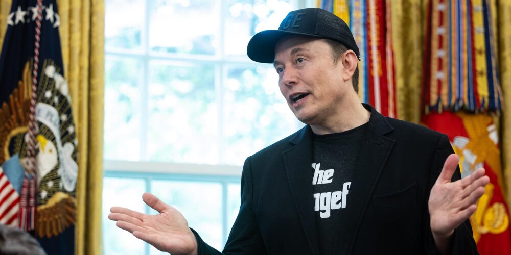 El magnate Elon Musk afirmó este jueves que el presidente de Estados Unidos, Donald Trump, figura en los archivos de Jeffrey Epstein, que contienen supuestamente los nombres de sus cómplices, en una nueva escalada del enfrentamiento entre ambos.