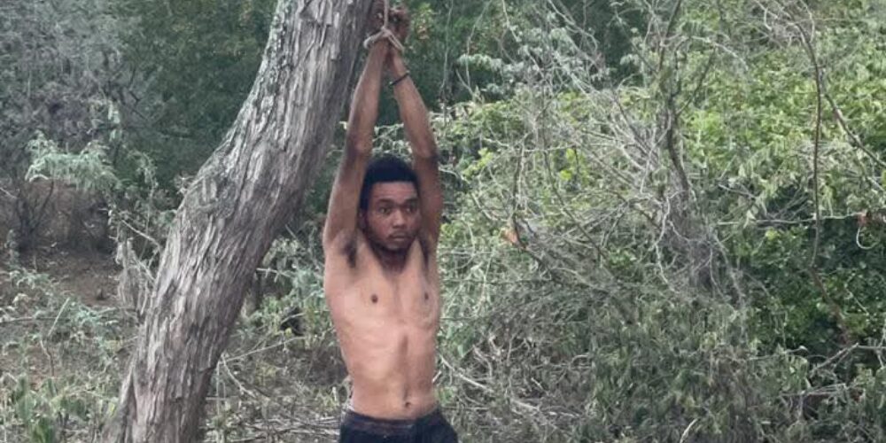 Residentes de la comunidad El Jobo del municipio Padre Las Casas, en Azua, capturaron y amarraron este viernes a un ciudadano haitiano, señalado como el principal sospechoso de la muerte de una mujer de su misma nacionalidad, ocurrida el día anterior en esa localidad.