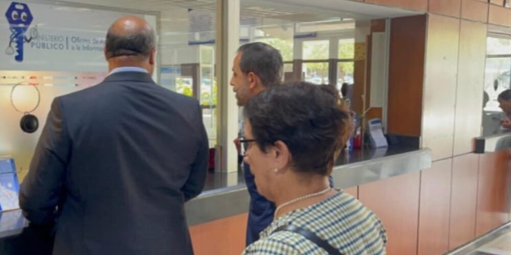 El propietario de la discoteca Jet Set, Antonio Espaillat, llegó este jueves a la Procuraduría General de la Republica (PGR), junto a sus abogados por las investigaciones relacionadas al colapso de lugar de diversión que dejo un saldo de más de 230 muertos y 189 heridos.