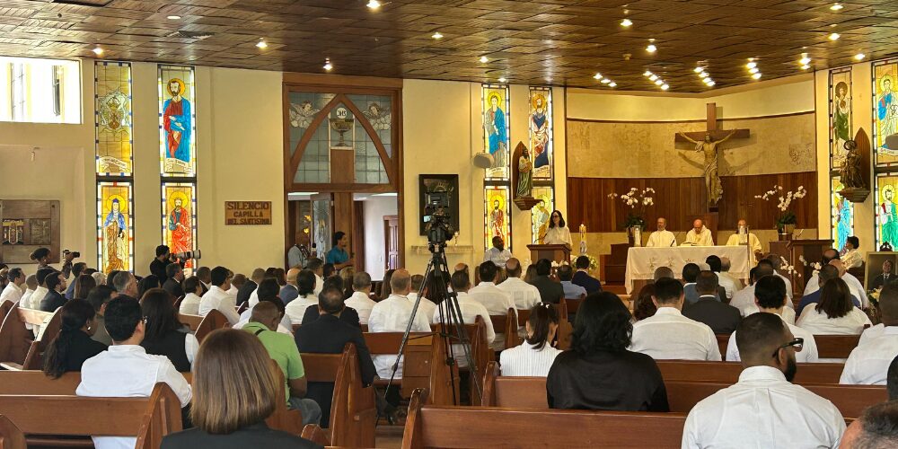 La mañana de este viernes se celebró una misa en memoria del fallecido ministro Orlando Jorge Mera, en la Parroquia San Judas Tadeo, con la presencia de familiares, amigos y colaboradores, quienes se congregaron para rendir tributo a su legado, al cumplirse tres años de su muerte.