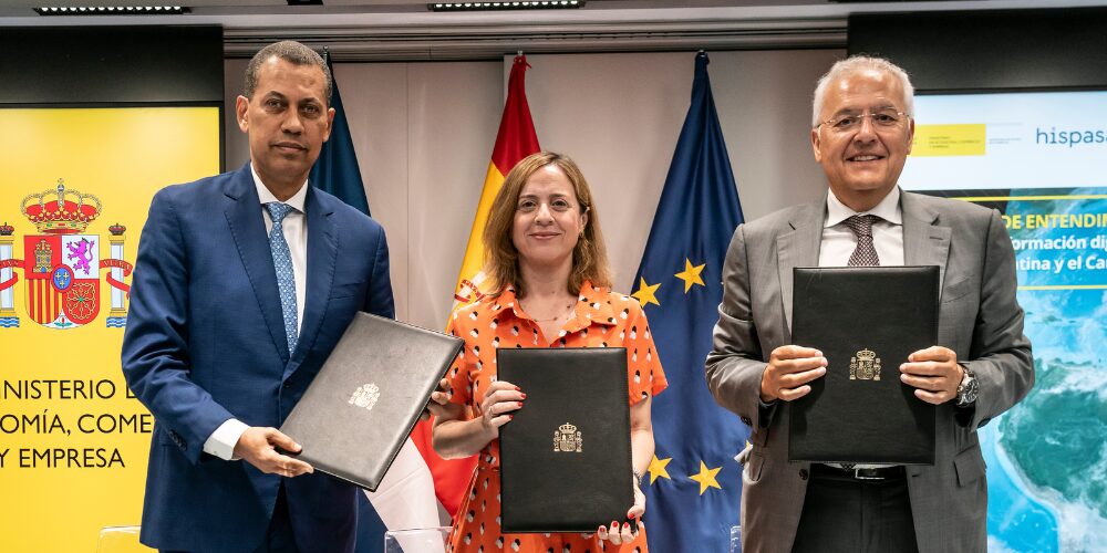 En un esfuerzo conjunto por reducir la brecha digital y garantizar un acceso equitativo de conectividad, el Instituto Dominicano de las Telecomunicaciones (INDOTEL), el Gobierno del Reino de España y la empresa española Hispasat suscribieron un acuerdo de colaboración para explorar la participación de República Dominicana el desarrollo de un proyecto conjunto de compartición de infraestructuras espaciales de telecomunicaciones.