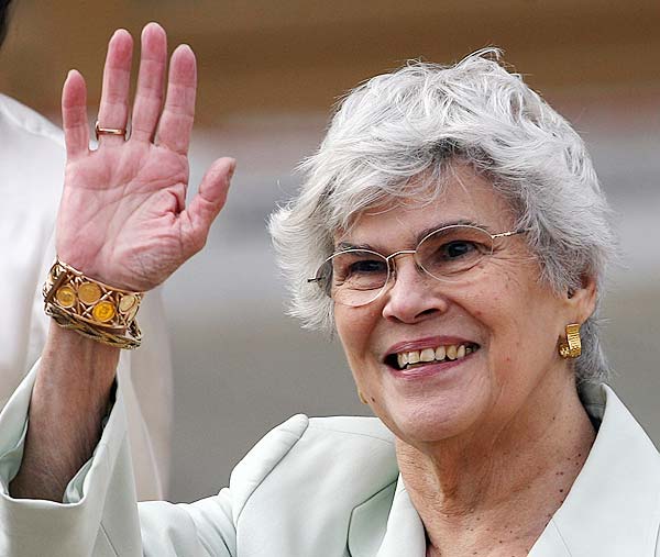  La expresidenta de Nicaragua Violeta Barrios de Chamorro, la primera jefa de Estado elegida democráticamente en América y la mujer que derrotó en las urnas al exguerrillero sandinista Daniel Ortega en 1990, falleció este sábado en Costa Rica a los 95 años, informaron sus hijos.