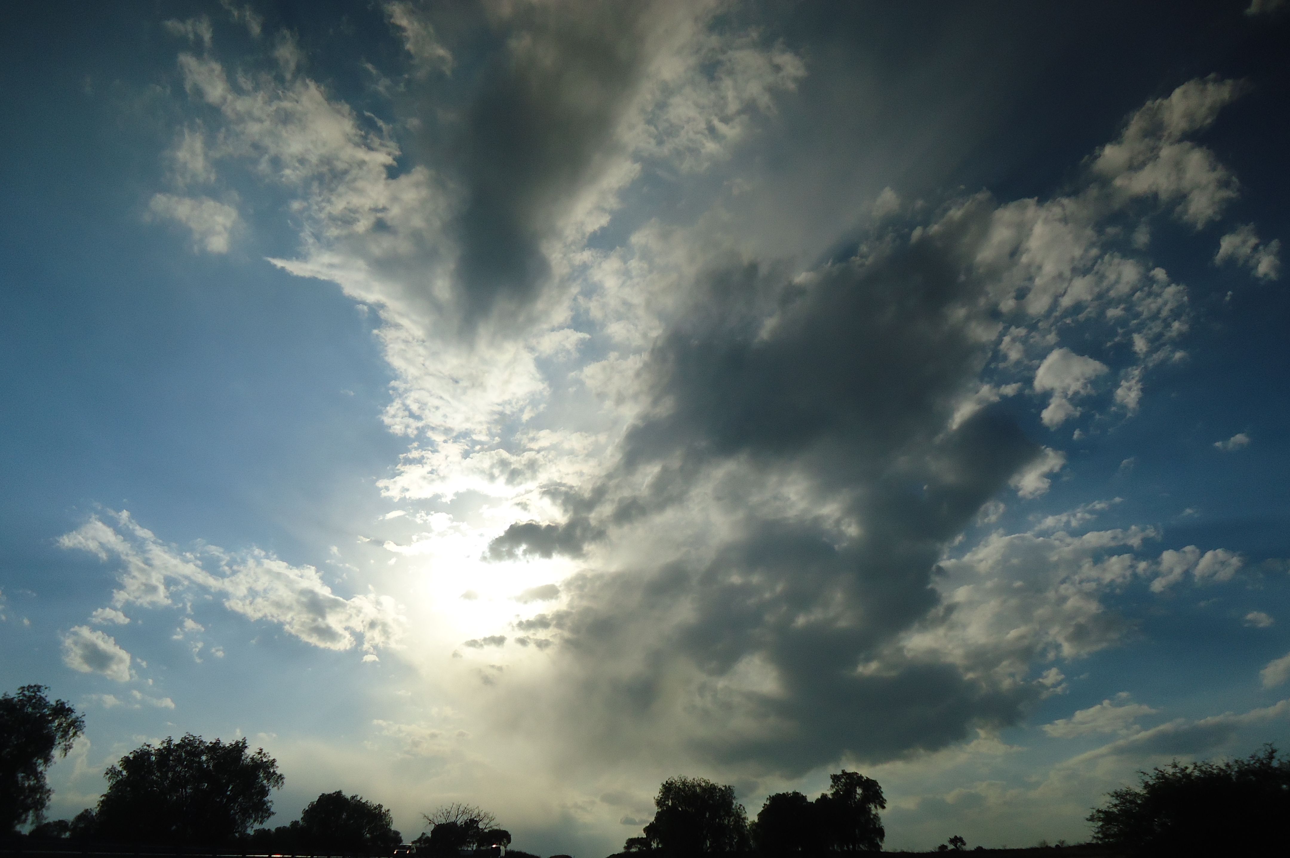 El pronóstico del tiempo en República Dominicana este miércoles 18 de junio 2025 estará marcado por nubosidad significativa con lluvias ocasionales hasta la tarde, según datos meteorológicos para hoy. En Santo Domingo se registrará un día caluroso y húmedo con probabilidad de aguaceros ligeros.