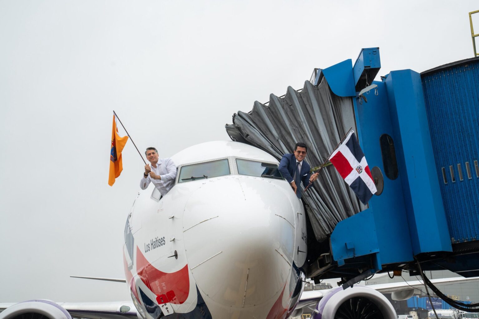 Por primera vez en 30 años, una aerolínea dominicana vuelve a conectar directamente a Santo Domingo con la ciudad de Nueva York a través del aeropuerto Newark Liberty International. Arajet, la aerolínea bandera de República Dominicana, inauguró este lunes su nueva ruta sin escalas con la llegada del vuelo DM 2310, transportando a 185 pasajeros desde el Aeropuerto Internacional Las Américas (SDQ).