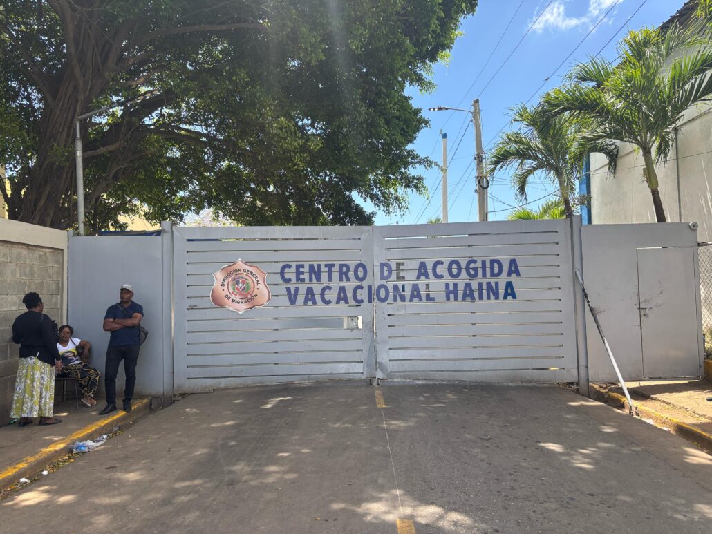  Una ciudadana estadounidense falleció mientras estaba detenida en el Centro de Retención de Haina, informó este martes la Dirección General de Migración (DGM), que indicó que, según las evaluaciones iniciales, el cuerpo no presenta signos de violencia.
