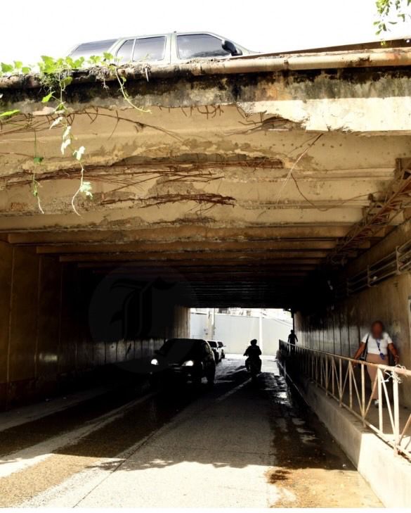 Un camión derribó la baranda de protección del puente en el kilómetro 13 de la autopista Duarte, conocido también como el Puente de la Sirena.