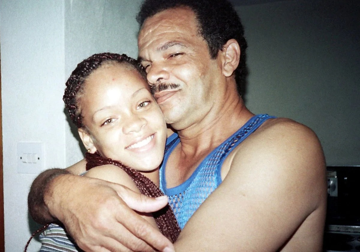 El padre de Rihanna, Ronald Fenty, ha fallecido a los 70 años de edad. Tal y como confirmó la revista 'People', el progenitor de la cantante ha muerto en un hospital de Los Ángeles tras una breve enfermedad. Aunque la causa y la fecha oficiales de su fallecimiento todavía no se han revelado.
