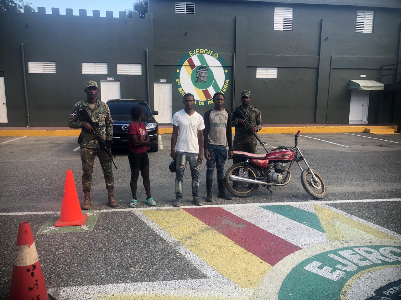 El Ejército de República Dominicana detuvo a un hombre por transportar indocumentados en una motocicleta en el municipio de Vallejuelo, en la provincia San Juan de la Maguana.