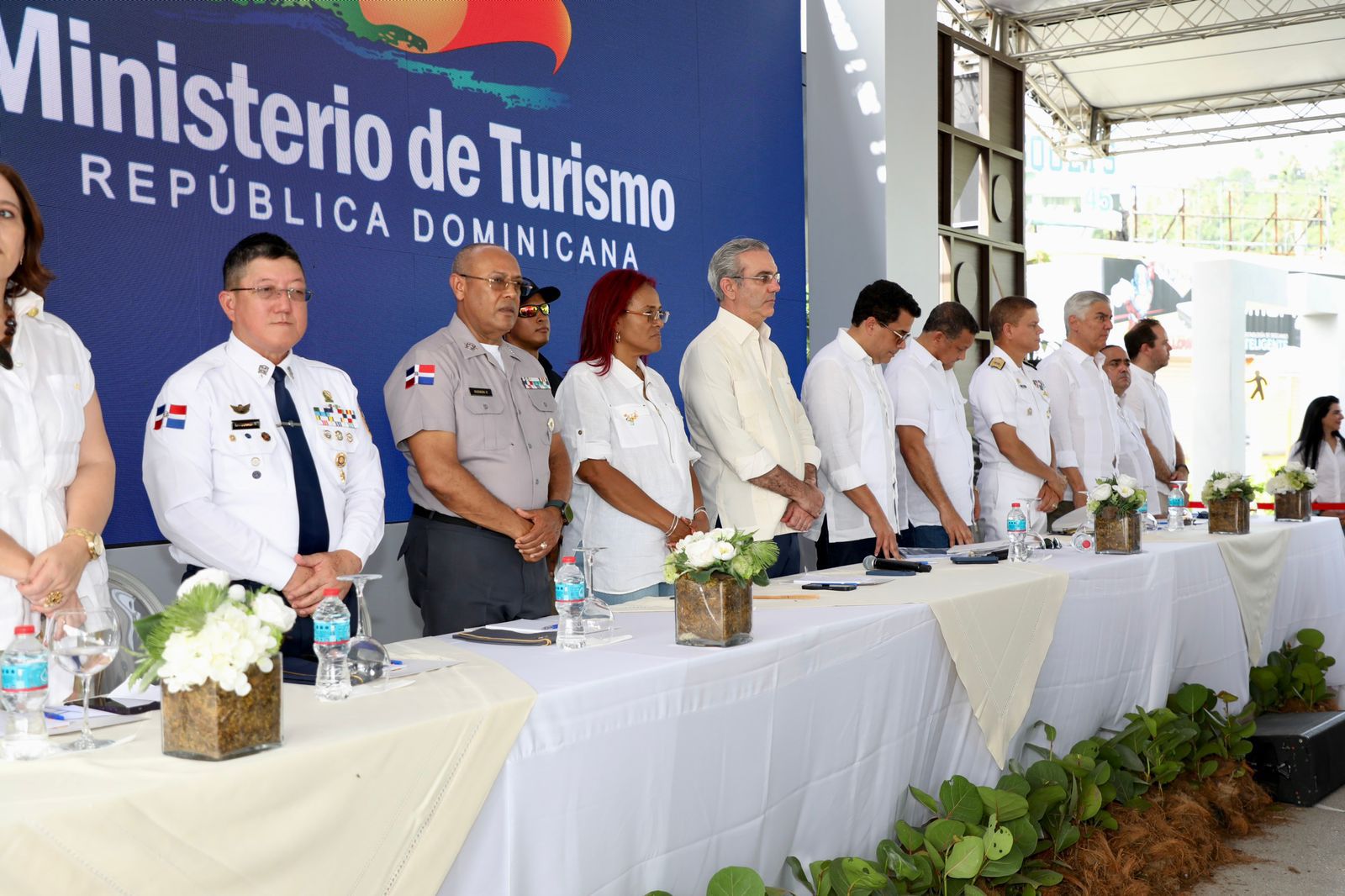 El presidente Luis Abinader y el ministro de Turismo, David Collado, inauguraron varias obras aquí, incluyendo el malecón de este municipio, con una inversión que supera los 553 millones de pesos.  
