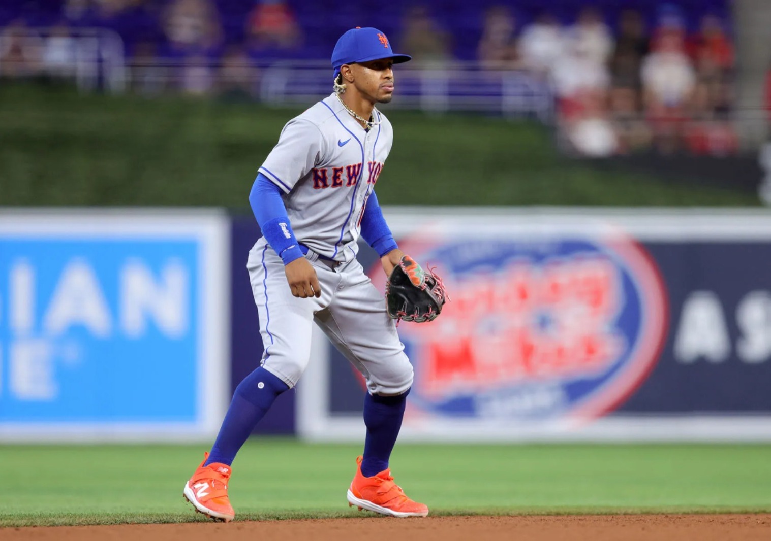 Por primera vez desde que se unieron como compañeros en los Mets, Pete Alonso, Francisco Lindor y Juan Soto dispararon jonrones en el mismo juego, desatando una ofensiva de alto calibre en la victoria 5-3 sobre los Rockies de Colorado el domingo, ante un Citi Field completamente lleno con 43,224 fanáticos.