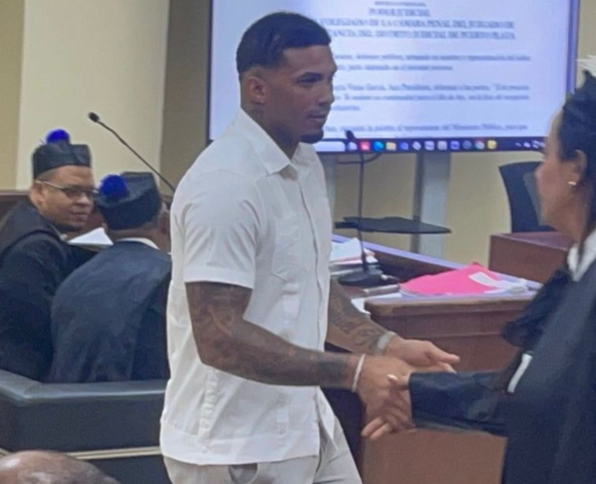 El proceso judicial contra el pelotero dominicano Wander Franco dio un giro inesperado este lunes luego de que William Reyes González, padre de la menor presuntamente involucrada en el caso, retirara formalmente la querella presentada en su contra.