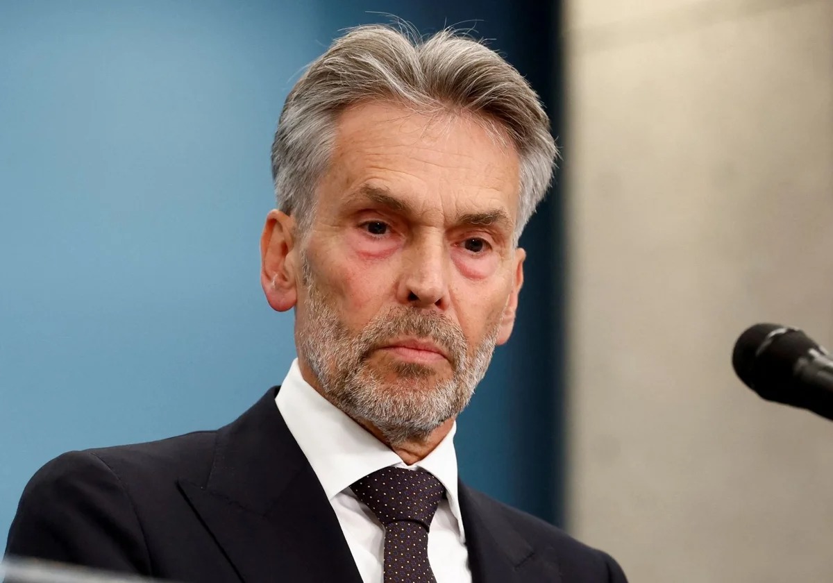 El primer ministro neerlandés Dick Schoof anunció este martes que “cae” todo el gobierno, después de que los cinco ministros afiliados a la derecha radical PVV de Geert Wilders presentaran su dimisión, lo que impide la continuación de un gabinete en minoría y aboca a Países Bajos a nuevas elecciones generales, un año y medio después de las anteriores.