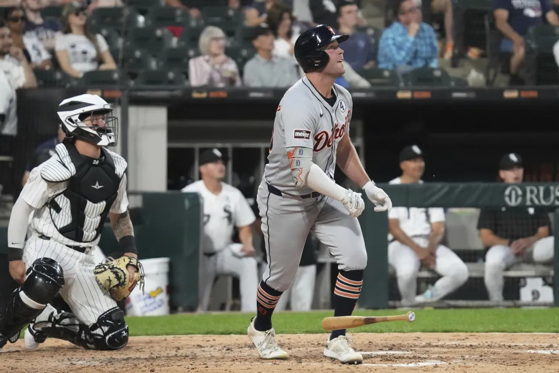 Kerry Carpenter vivió una jornada inolvidable este lunes al conectar tres cuadrangulares e impulsar cinco carreras, guiando a los Tigres de Detroit a una contundente victoria 13-1 sobre los Medias Blancas de Chicago en el Guaranteed Rate Field.