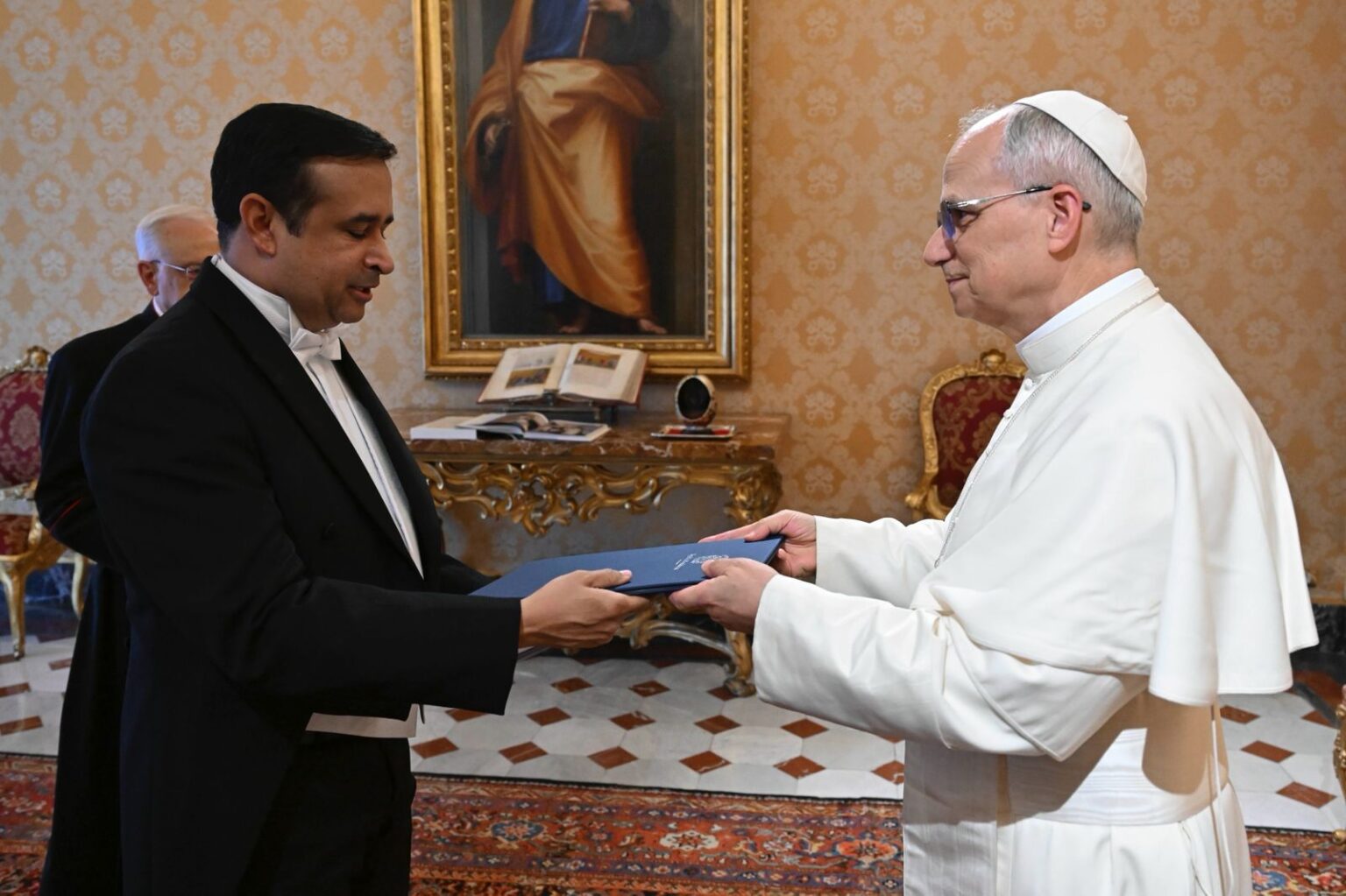 En un acto solemne celebrado en el Palacio Apostólico, el nuevo embajador de la República Dominicana ante la Santa Sede, Su Excelencia Víctor Suárez, presentó oficialmente sus Cartas Credenciales a Su Santidad el papa León XIV.