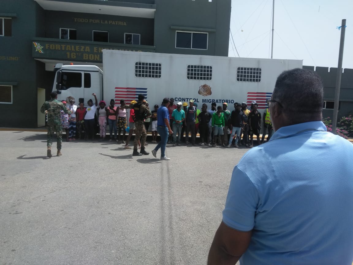 Aunque diariamente empleados de migración acompañados de miembros del ejército recorren las calles y sectores de esta comunidad en busca de haitianos indocumentados, siempre las devoluciones suelen ser las mismas de siempre.