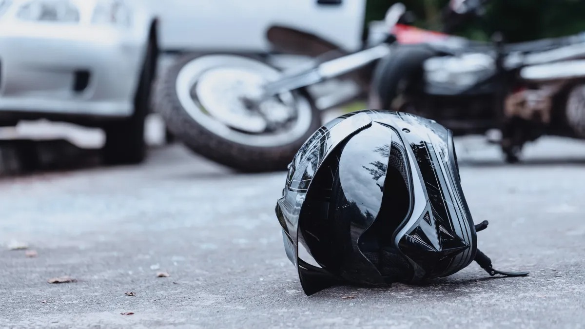 Un sargento del Ejército de la República Dominicana resultó herido de bala en sus partes íntimas tras un incidente accidental ocurrido mientras se desplazaba en motocicleta por la Autopista Duarte, en las primeras horas de este martes.