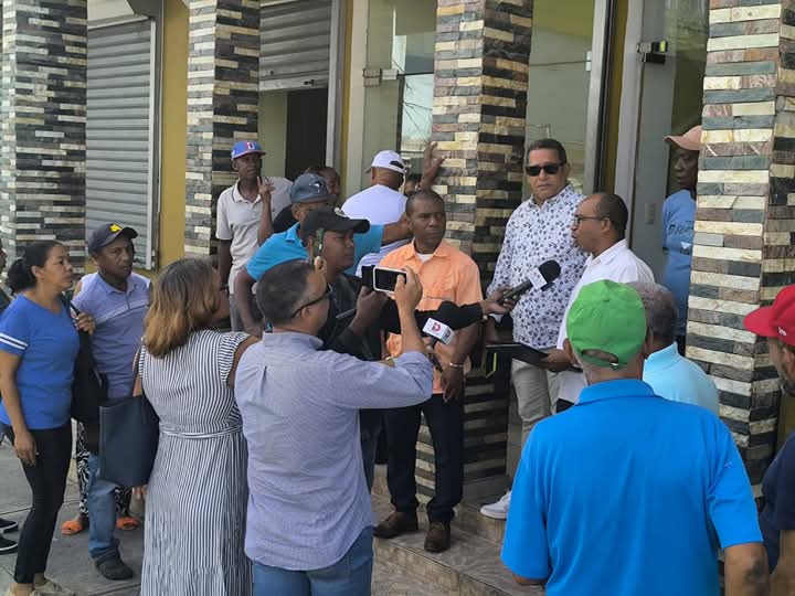 La Unión de Juntas de Vecinos del municipio de Sánchez realizó este miércoles una rueda de prensa frente a las oficinas de EDENORTE, en demanda de una solución urgente a los constantes apagones nocturnos que afectan a la comunidad.
