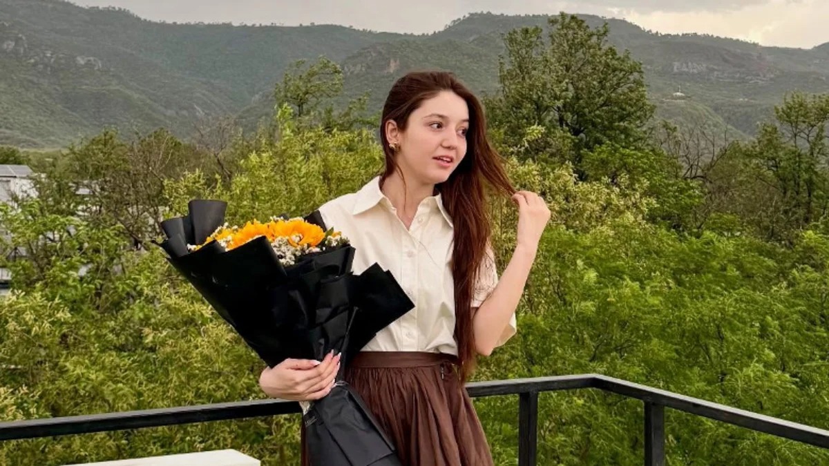 El mundo de las redes sociales vuelve a enlutarse, tras confirmarse la noticia del fallecimiento de la influencer y creadora de contenido Pakistaní, Sana Yousaf, una reconocida Tiktoker de 17 años asesinada en su residencia, tras celebrar su cumpleaños.