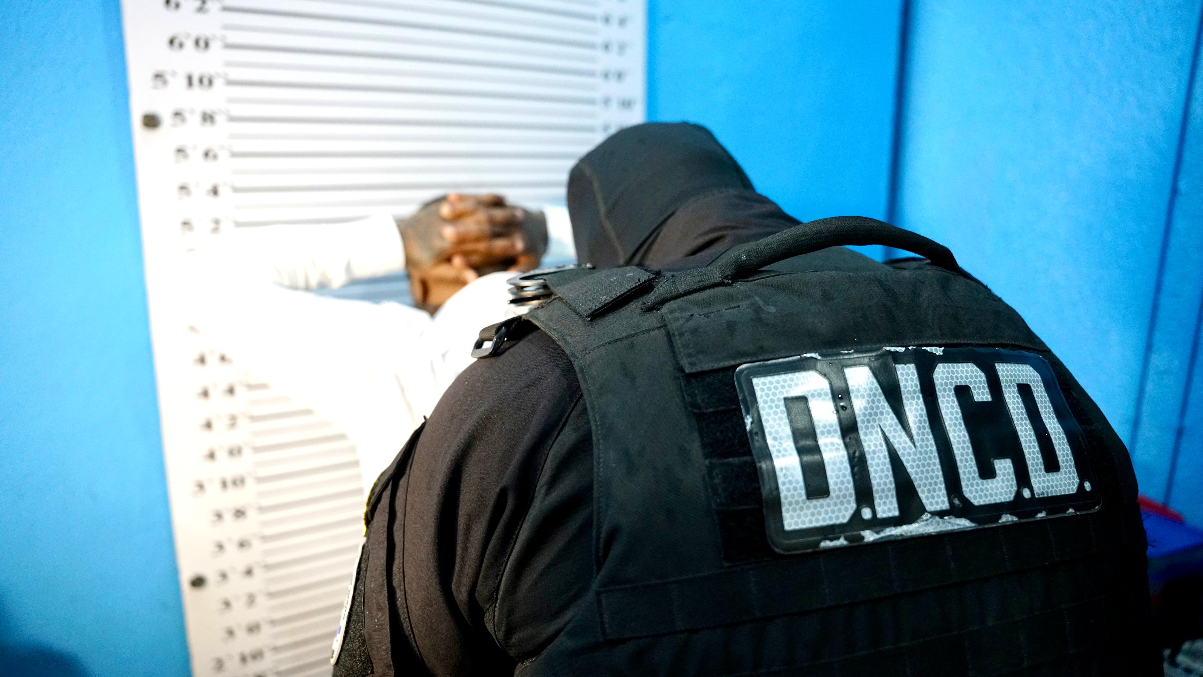 En una amplia labor de inteligencia e interdicción conjunta, agentes de la Dirección Nacional de Control de Drogas (DNCD), coordinados por miembros del Ministerio Público y apoyados por Alguaciles de Estados Unidos (U.S. Marshals), capturaron a un dominicano, quien figura en la lista de los 10 fugitivos mas buscados, acusado de cuatro cargos de asesinato y narcotrafico en la ciudad de Nueva York.