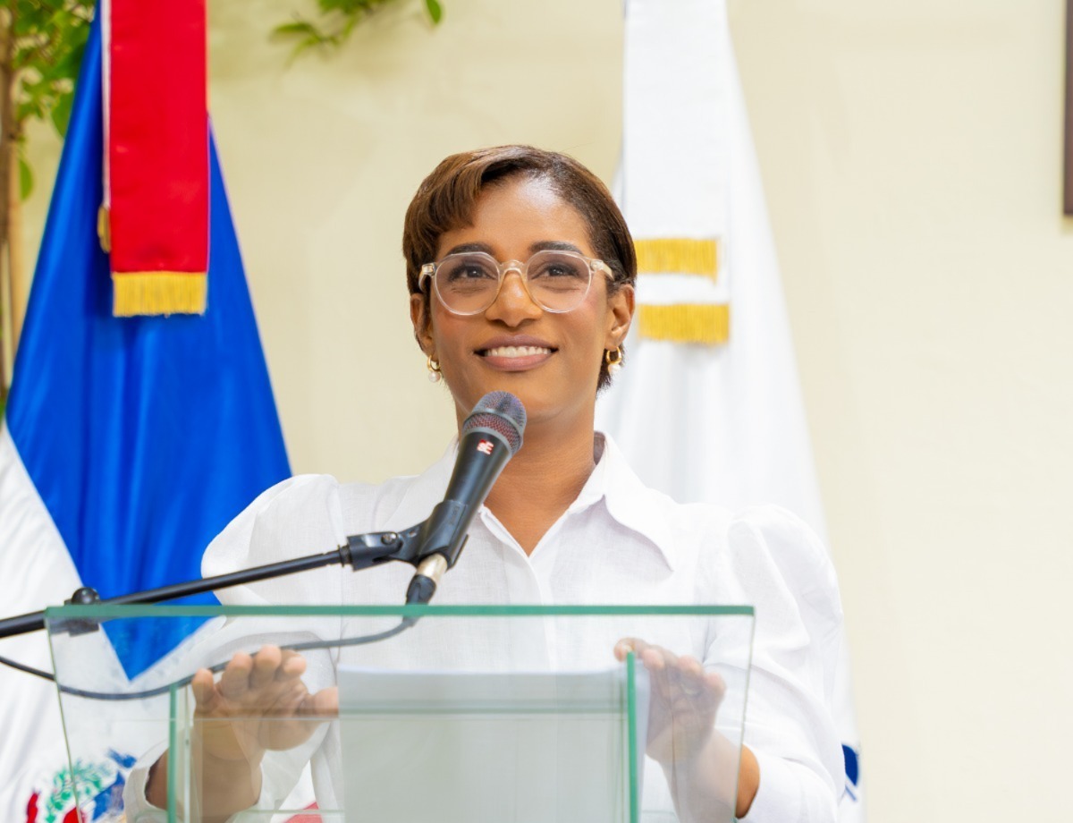 En un acto solemne celebrado en los salones de la Gobernación Provincial de La Altagracia, la destacada médico pediatra perinatóloga, Dra. Daysi Francisca de Óleo de Bastardo, asumió hoy la función de Gobernadora Civil de la provincia La Altagracia, en presencia de autoridades civiles y militares, así como representantes del ámbito político, empresarial, religioso y comunitario.