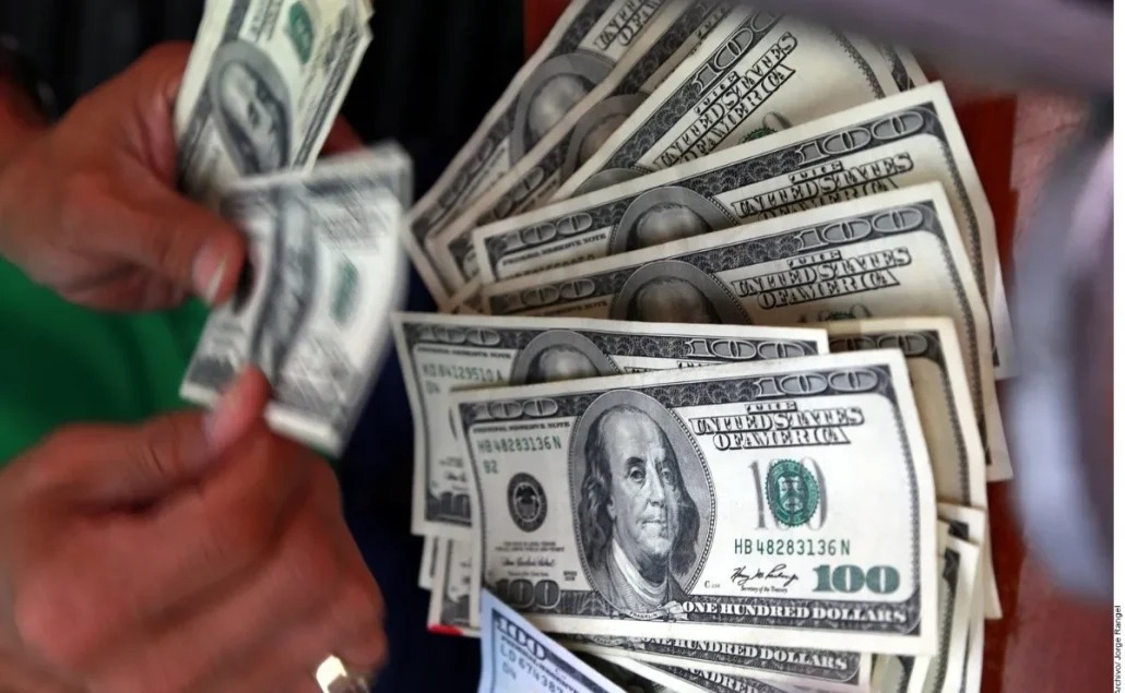 El precio del dólar estadounidense en República Dominicana muestra variaciones en su cotización frente al peso dominicano, según las tasas oficiales y las ofrecidas por diversas entidades financieras del país.